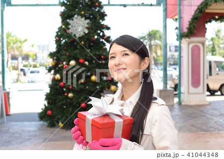 プレゼントを持つ女性 プレゼントを持つ女性 41044348