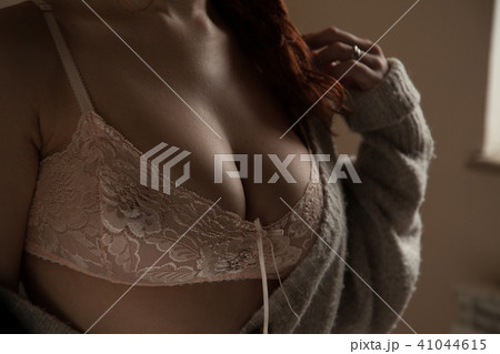 Foto de Beautiful big female breasts in bra. Woman breast, closeup