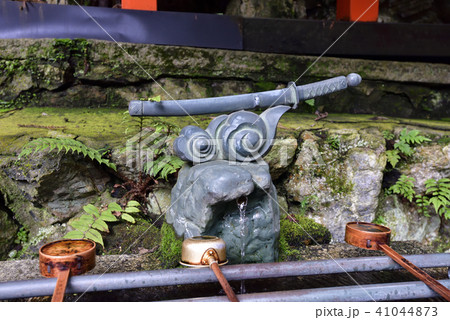 伏見稲荷大社　稲荷山　御劔社（長者社）の手水鉢 41044873