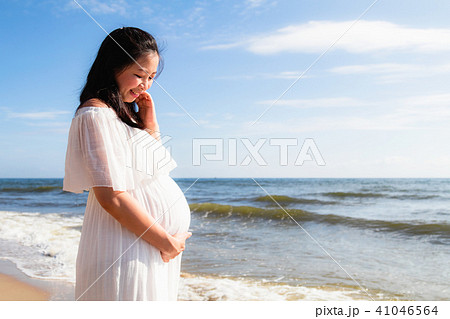 Asian pregnant women standing near the sea 41046564