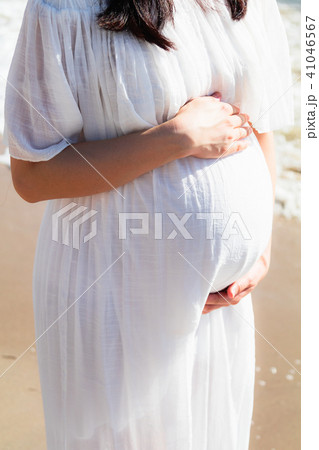 Asian pregnant women standing near the sea 41046567