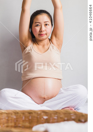 Asian pregnant women sitting on bed Asian pregnant women sitting on bed 41046664
