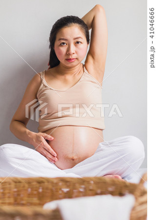 Asian pregnant women sitting on bed Asian pregnant women sitting on bed 41046666
