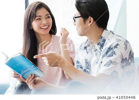 旅行の計画を立てる男女 旅行の計画を立てる男女 41050446
