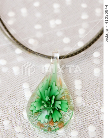 ガラスペンダント（ネックレス） 41050944
