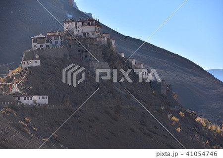 インドのヒマラヤ山岳地帯　スピティ谷のキーゴンパ　要塞のような僧院と寺院 41054746