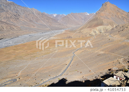 インドのヒマラヤ山岳地帯　スピティ谷のキー村　キーゴンパから見た絶景　美しい山と川 41054753