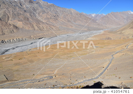 インドのヒマラヤ山岳地帯　スピティ谷のキー村　キーゴンパから見た絶景　美しい山と川 41054761