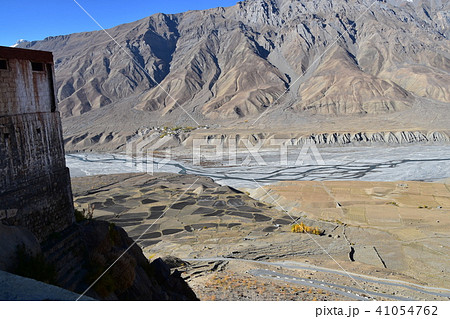 インドのヒマラヤ山岳地帯 スピティ谷のキー村 キーゴンパから見た絶景 美しい山と川 インドのヒマラヤ山岳地帯 スピティ谷のキー村 キーゴンパから見た絶景 美しい山と川 41054762
