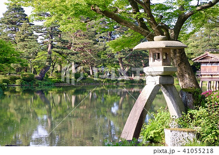 兼六園・徽軫灯籠（石川県・金沢市）の写真素材 [41055218] - PIXTA