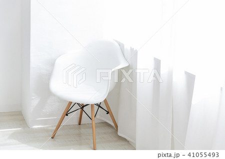 白い部屋の白い椅子の写真素材