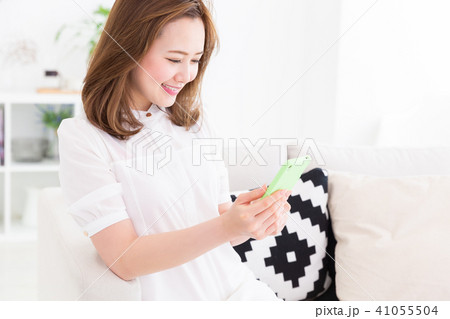 スマホを見る女性 スマホを見る女性 41055504