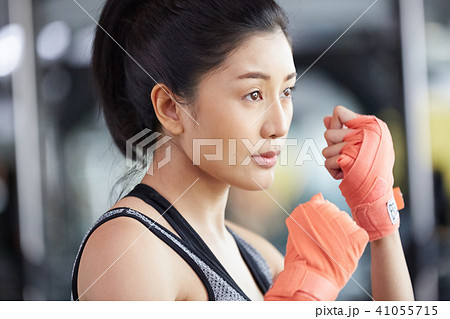 女性　フィットネスジム　ボクササイズ 41055715