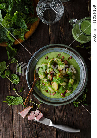 Gnocchi with bacon and basil spinach sauce Gnocchi with bacon and basil spinach sauce 41056169