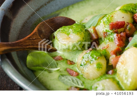 Gnocchi with bacon and basil spinach sauce Gnocchi with bacon and basil spinach sauce 41056193