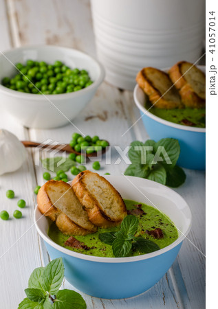 Pea soup, fresh herbs and bacon 41057014