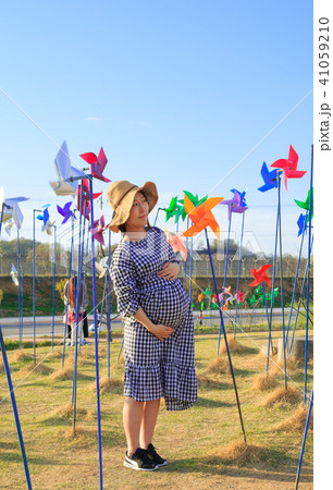 Asian pregnant woman in the pinwheel field 41059210