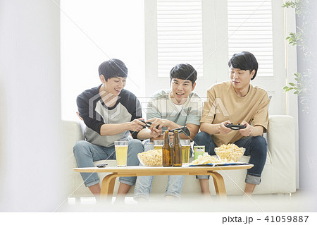 おやつ ゲーム 若い男 41059887