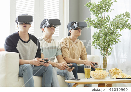 ゲーム機 ゴーグル 男の写真素材