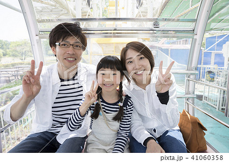 遊園地の観覧車に乗る家族 41060358