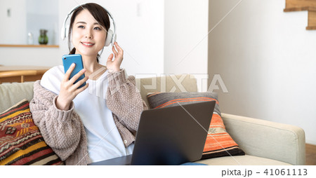 音楽を聴く女性 音楽を聴く女性 41061113
