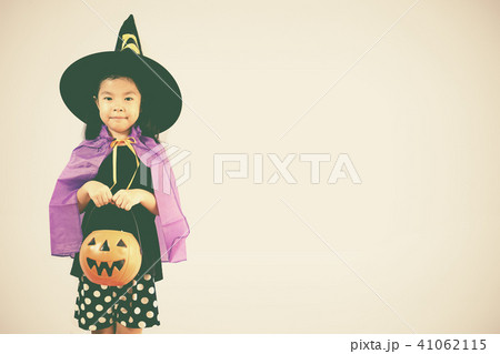 Beautiful girl witch with pumpkin Beautiful girl witch with pumpkin 41062115