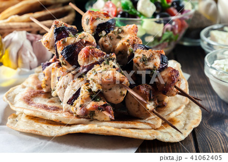 Chicken Souvlaki with pita bread and tzatziki 41062405