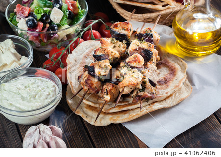 Chicken Souvlaki with pita bread and tzatziki Chicken Souvlaki with pita bread and tzatziki 41062406