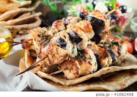 Chicken Souvlaki with pita bread and tzatziki Chicken Souvlaki with pita bread and tzatziki 41062408