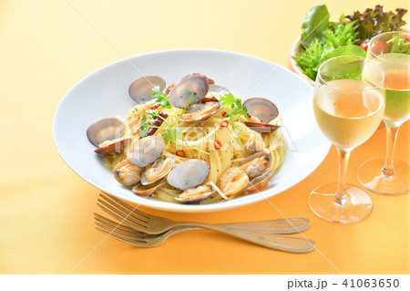 イタリアン パスタ「ボンゴレビアンコ」。アサリのスパゲッティ。白ワインとグリーンサラダを添えて。 イタリアン パスタ「ボンゴレビアンコ」。アサリのスパゲッティ。白ワインとグリーンサラダを添えて。 41063650