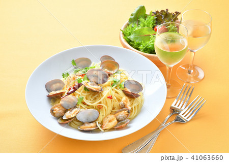 イタリアン パスタ「ボンゴレビアンコ」。アサリのスパゲッティ。白ワインとグリーンサラダを添えて。 41063660