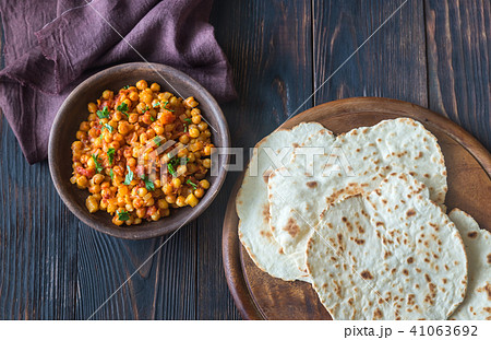 Bowl of chana masala with flatbread Bowl of chana masala with flatbread 41063692