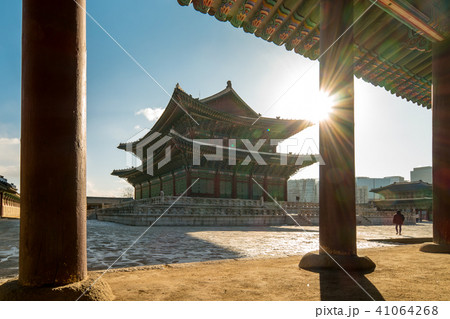 Morning sunrise at Gyeongbokgung Palace in Seoul Morning sunrise at Gyeongbokgung Palace in Seoul 41064268