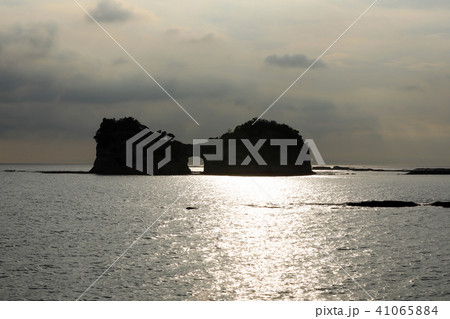 南紀白浜の海と円月島と夕日（和歌山県） 41065884