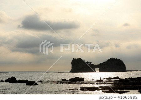 南紀白浜の海と円月島と夕暮れ（和歌山県） 41065885