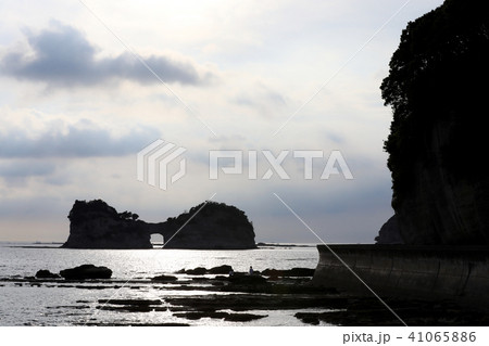 南紀白浜の海と円月島（和歌山県） 41065886