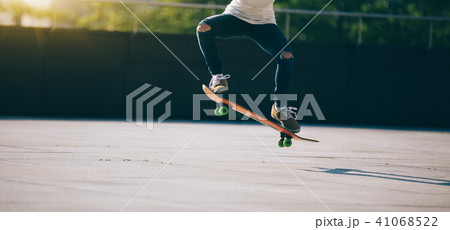 Skateboarder skateboarding at city 41068522