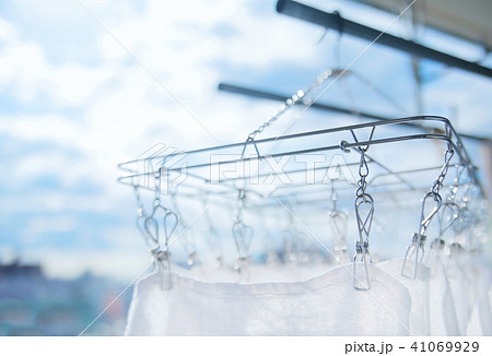 晴れた日に白いタオルを洗濯して干す。家事・日常イメージ。 41069929