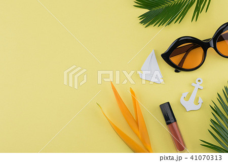 Sunglasses and lip gloss 41070313