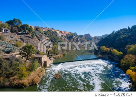 トレド サン・マルティン橋からのタホ川と街並み 41070717