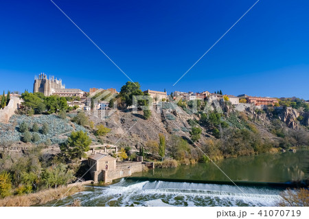 トレド サン・マルティン橋からのタホ川と街並み 41070719