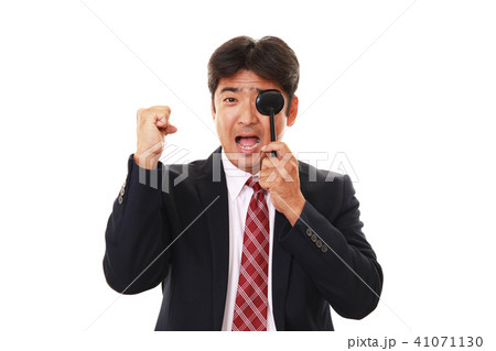 視力検査を受ける男性 41071130