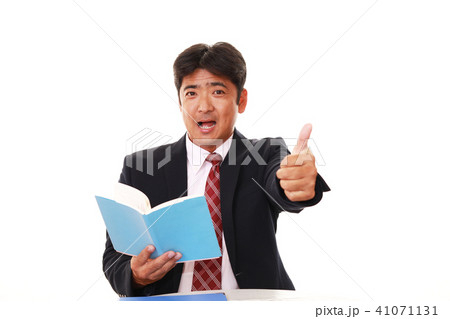 笑顔のビジネスマン 41071131
