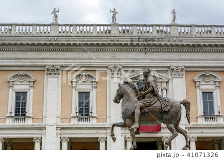 the bronze equestrian statue of Marco Aurelio  41071326