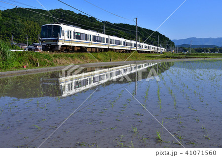 鉄道　列車　山陰本線　京都口　初夏　田んぼ　水田　水鏡　苗　稲　221系　千代川~並河　亀岡市　JR 41071560