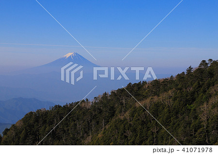 奥秩父主脈から望む富士山 甲武信ヶ岳~雁坂峠 奥秩父主脈から望む富士山 甲武信ヶ岳~雁坂峠 41071978
