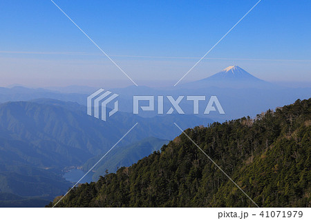 奥秩父主脈から望む富士山 甲武信ヶ岳~雁坂峠 奥秩父主脈から望む富士山 甲武信ヶ岳~雁坂峠 41071979