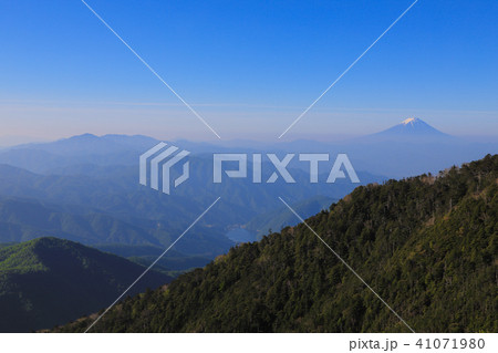 奥秩父主脈から望む富士山　甲武信ヶ岳～雁坂峠 41071980