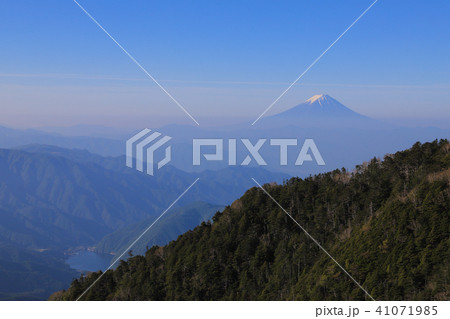 奥秩父主脈から望む富士山　甲武信ヶ岳～雁坂峠 41071985