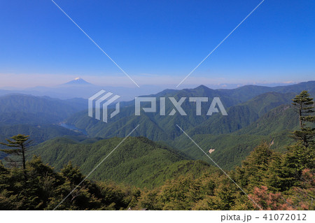 奥秩父主脈から望む富士山　甲武信ヶ岳～雁坂峠 41072012